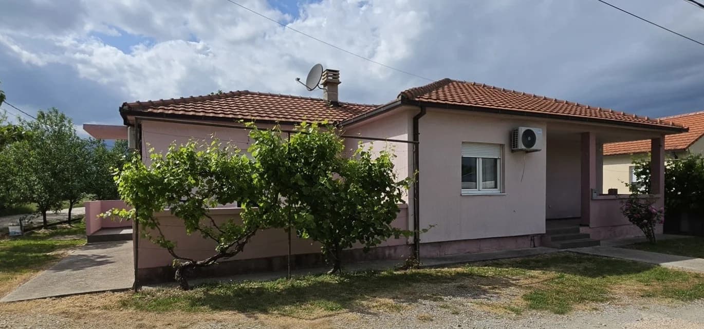 Prodaje se stambeno-poslovna kuća sa placem, Novo Selo