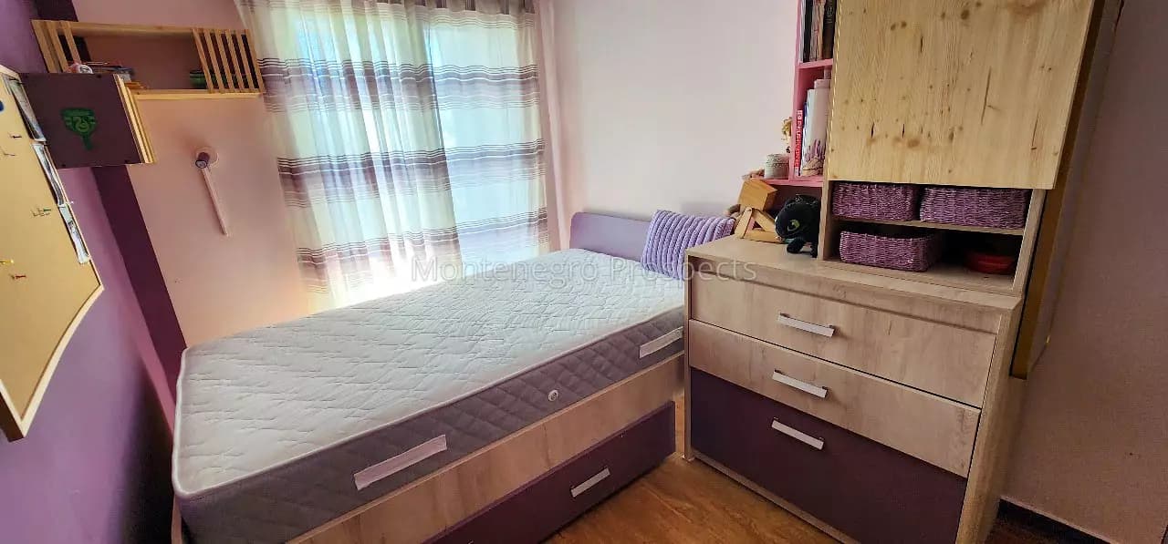 Prodaje se udobna dvospratna kuća (taunhaus) u Petrovcu, idealna za život tokom cijele godine