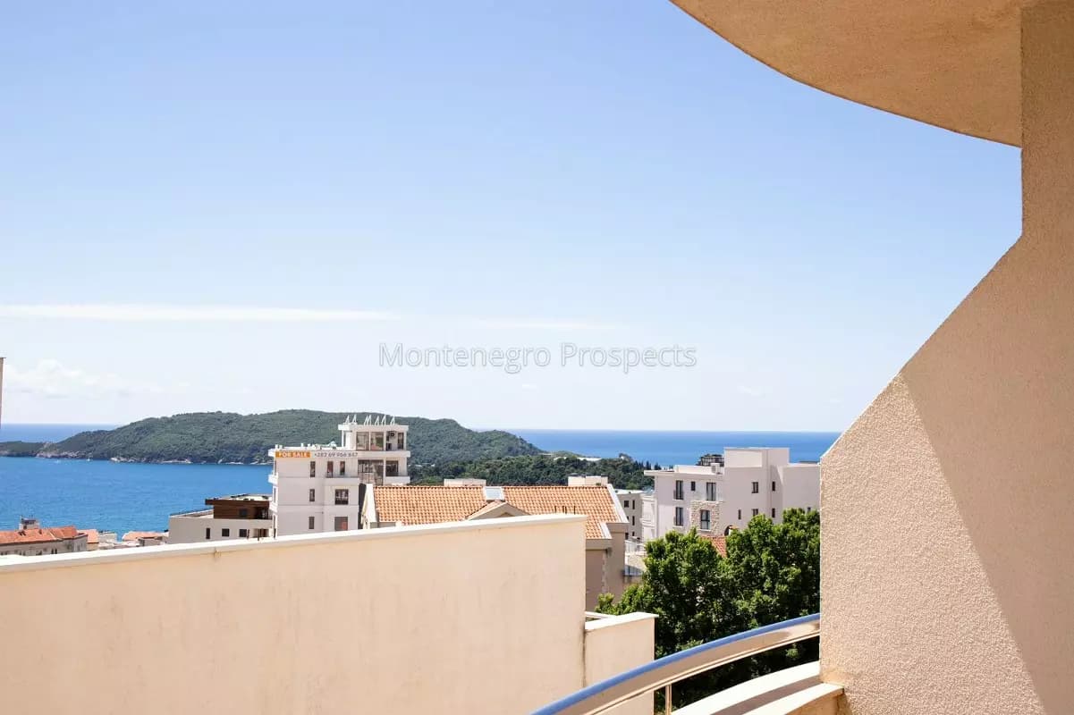 Prostran dvosoban stan sa panoramskim pogledom na more, Bečići