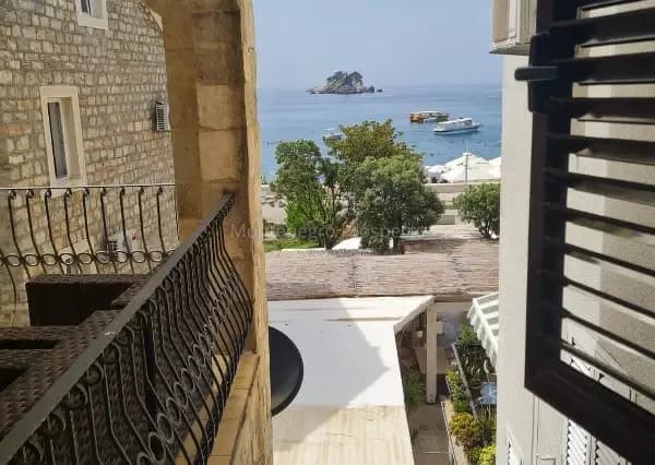 Prostran jednosoban stan na prvoj liniji mora, Petrovac