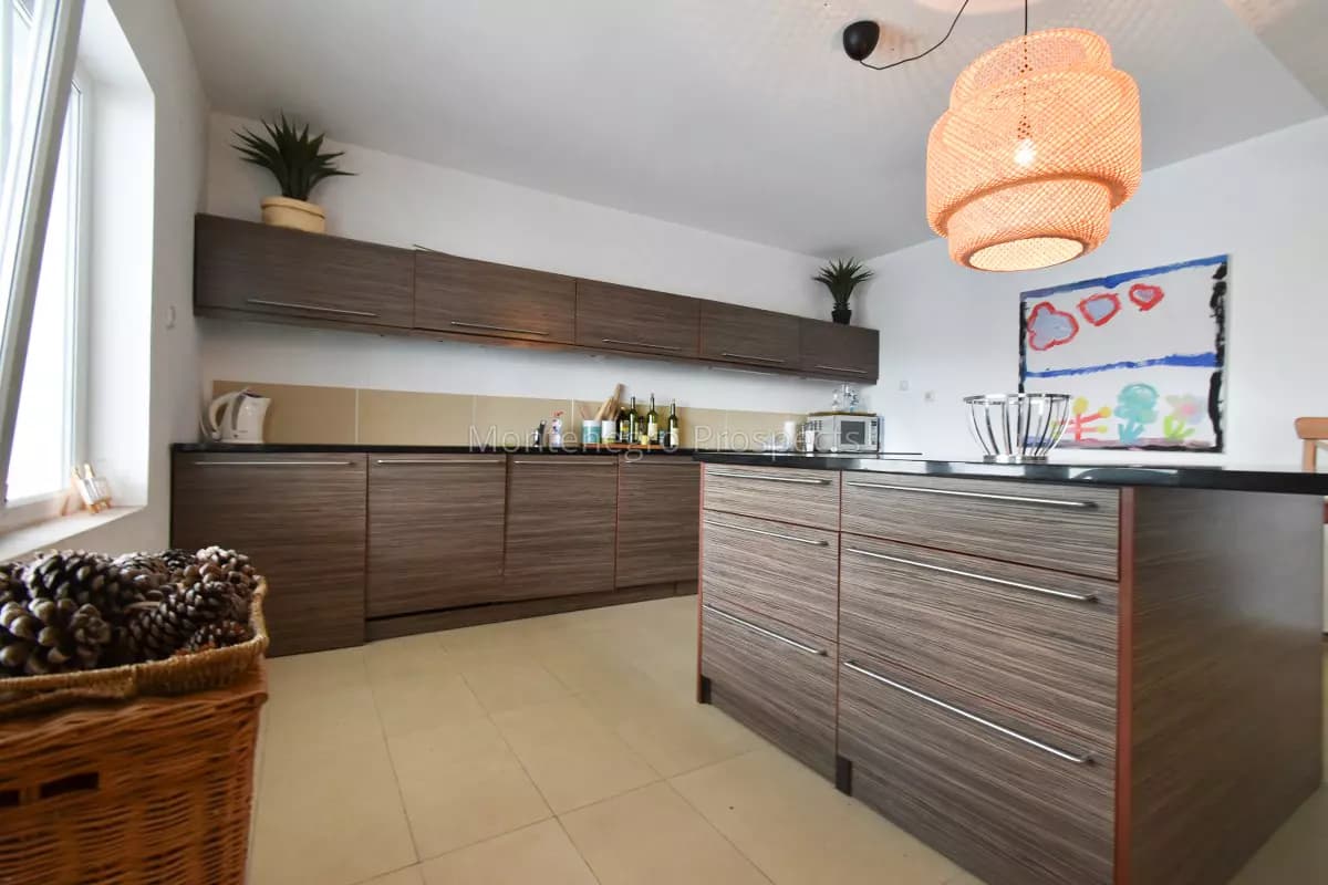 Prostrana i udobna kuća u Đenovićima sa bazenom i pogledom na more