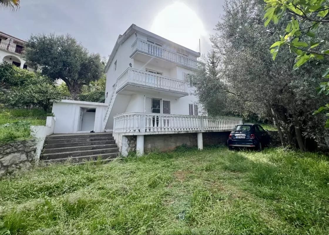 Prostrana kuća sa placem i pogledom na more, Dobra Voda