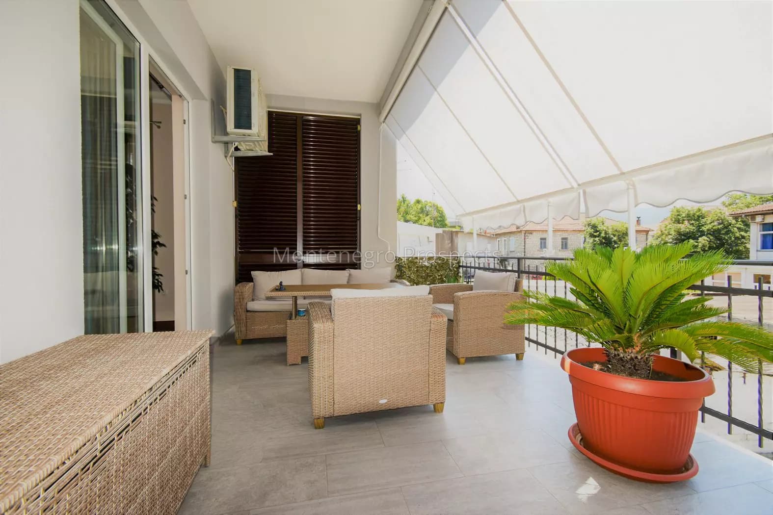 Prostrana kuća sa velikim potencijalom za izdavanje u naselju Zelenika, Herceg Novi