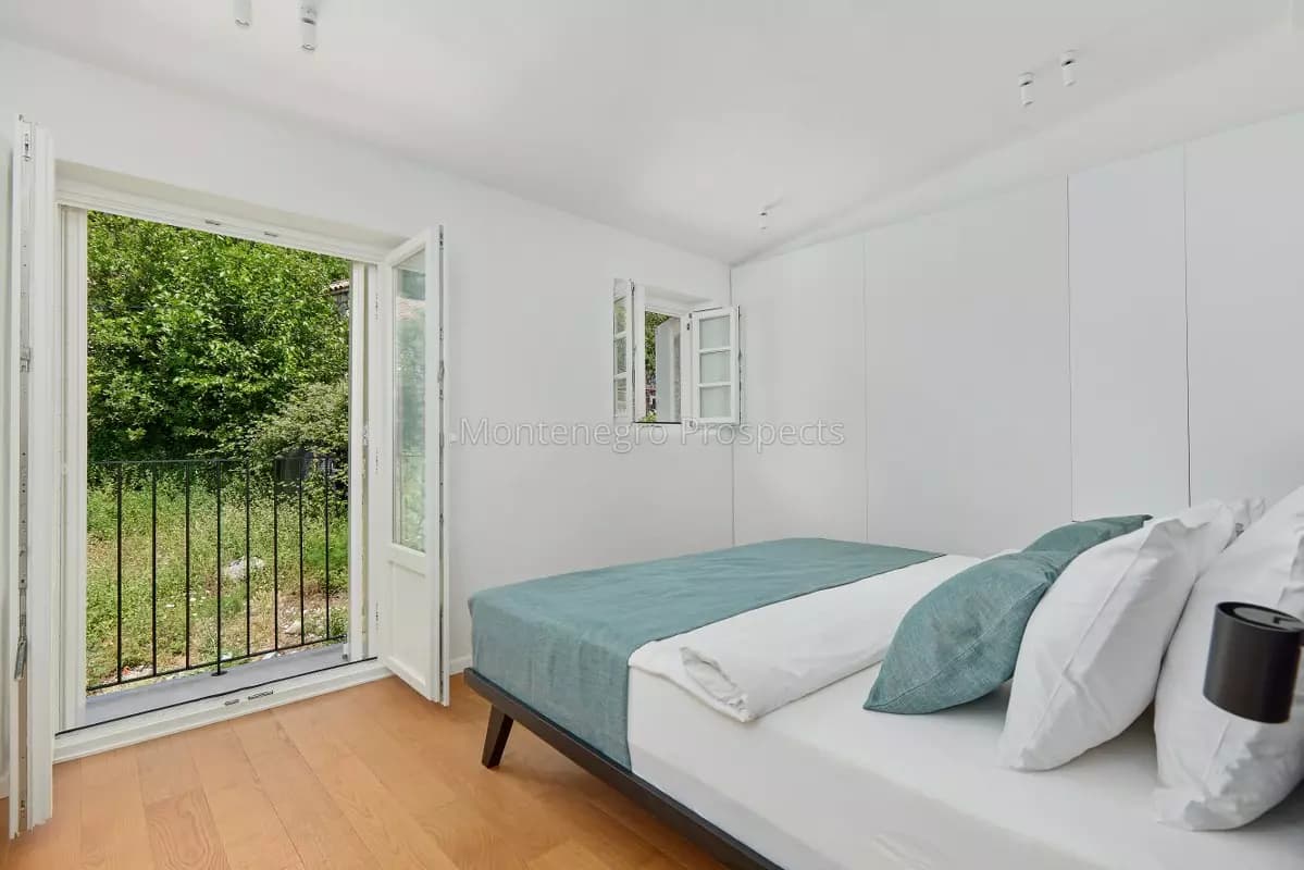 Renovirana kamena dvojna kuća sa lijepim pogledom, Perast, Kotor