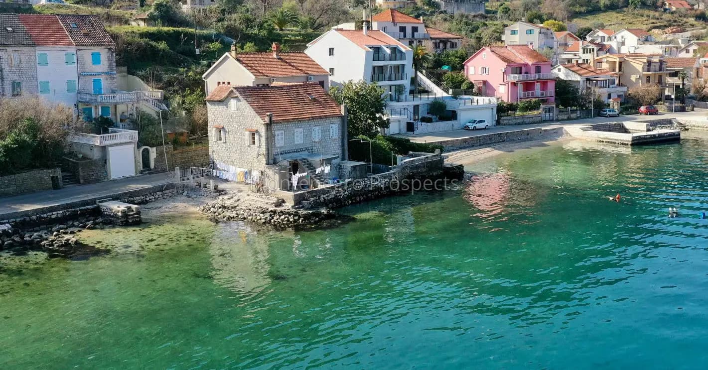 Savrseno pozicionirana kamena kuca na vodi, Muo