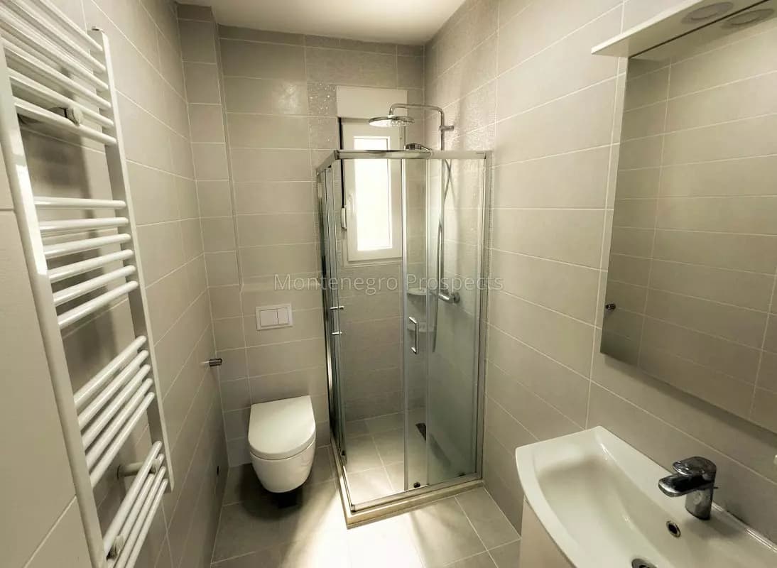 Stan u novogradnji sa pogledom na more, Tivat