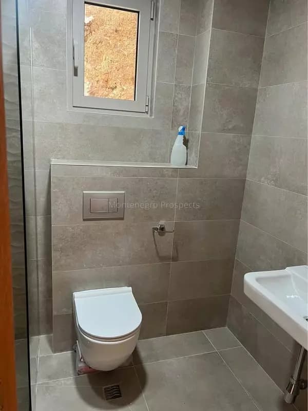 Stan u zgradi blizu plaže u Bečićima – novogradnja