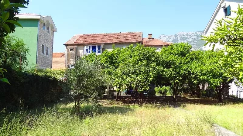 Stara kamena palata za renovaciju u drugom redu od mora u Risnu