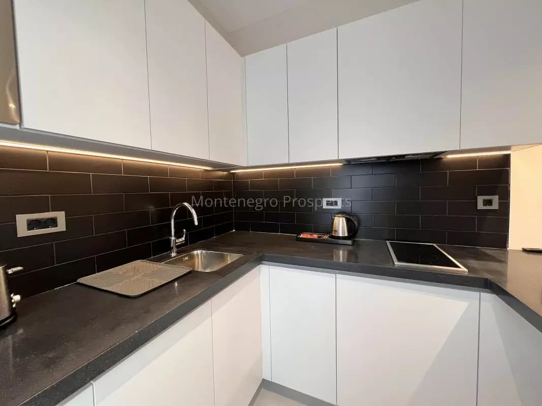 Studio apartman sa prostranom baštom u kompleksu sa bazenom, Kavac