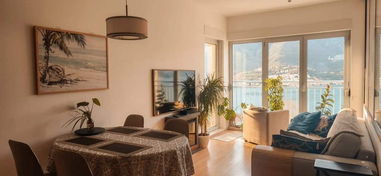 Svijetao dizajnerski trosoban stan u mirnom dijelu Dobrote — Kotor