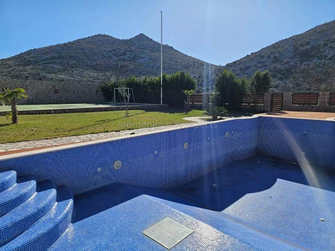 Tradicionalna kamena kuca sa velikim imanjem u blizini mora, Bar