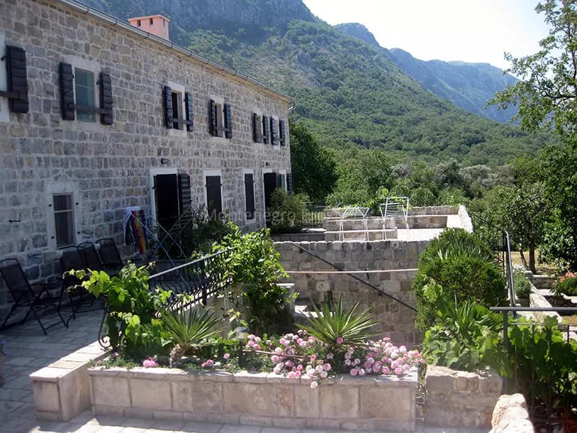 Tradicionalna kamena kuća sa velikim placem, Čelobrdo