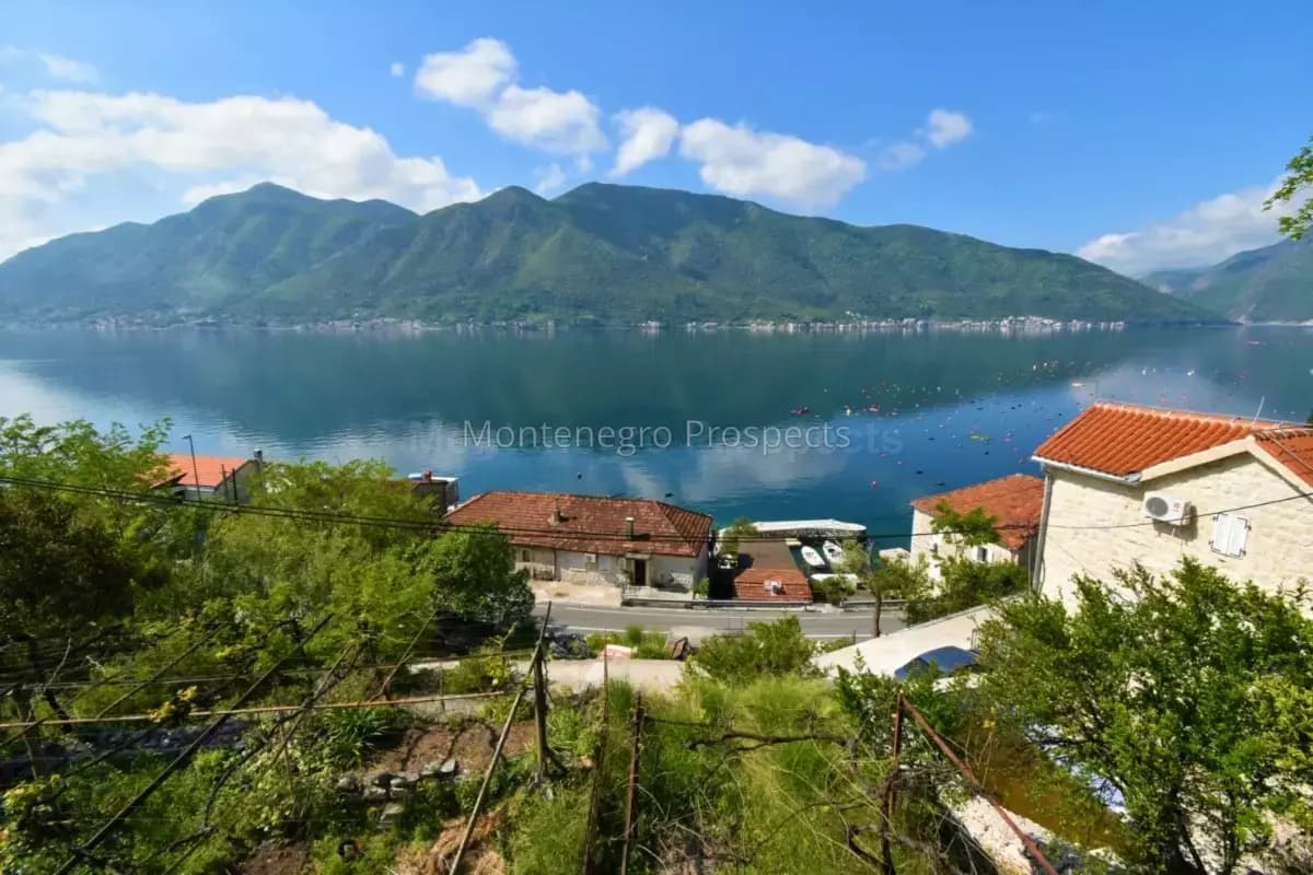 Tri kamene kuce na velikom placu, na minut hoda od mora