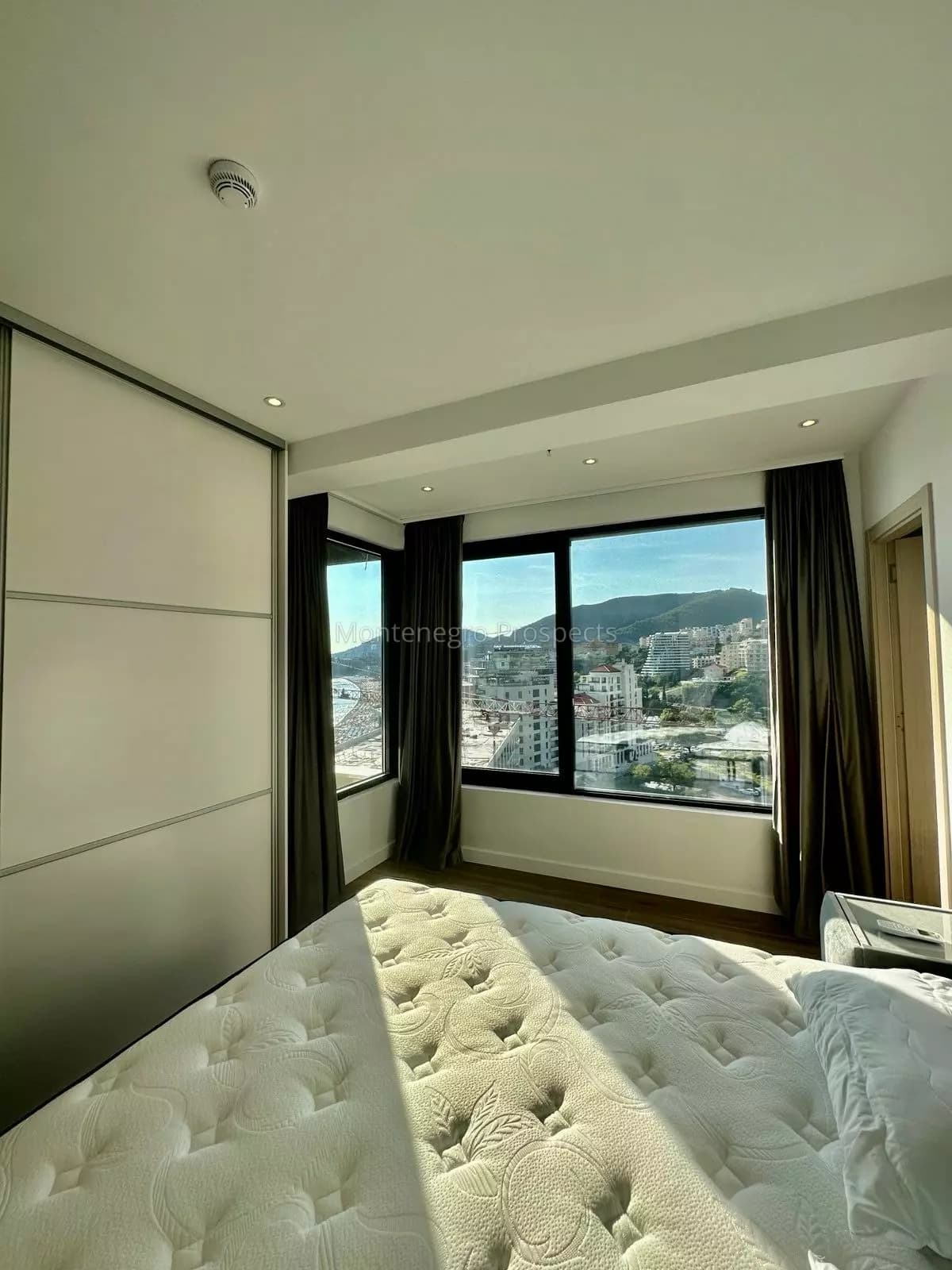 Trosoban stan na drugoj liniji do mora u Rafailovićima