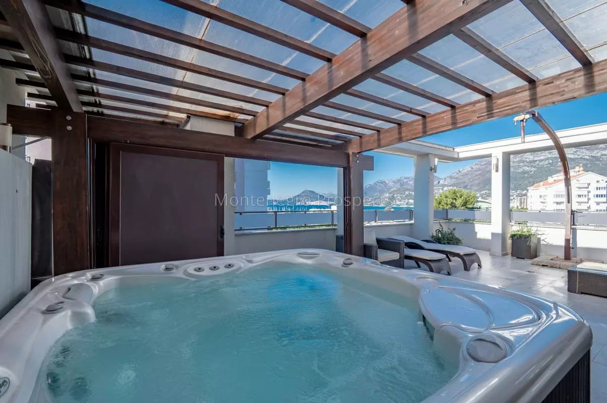 Trosoban stan sa velikom terasom i đakuzijem, Bar