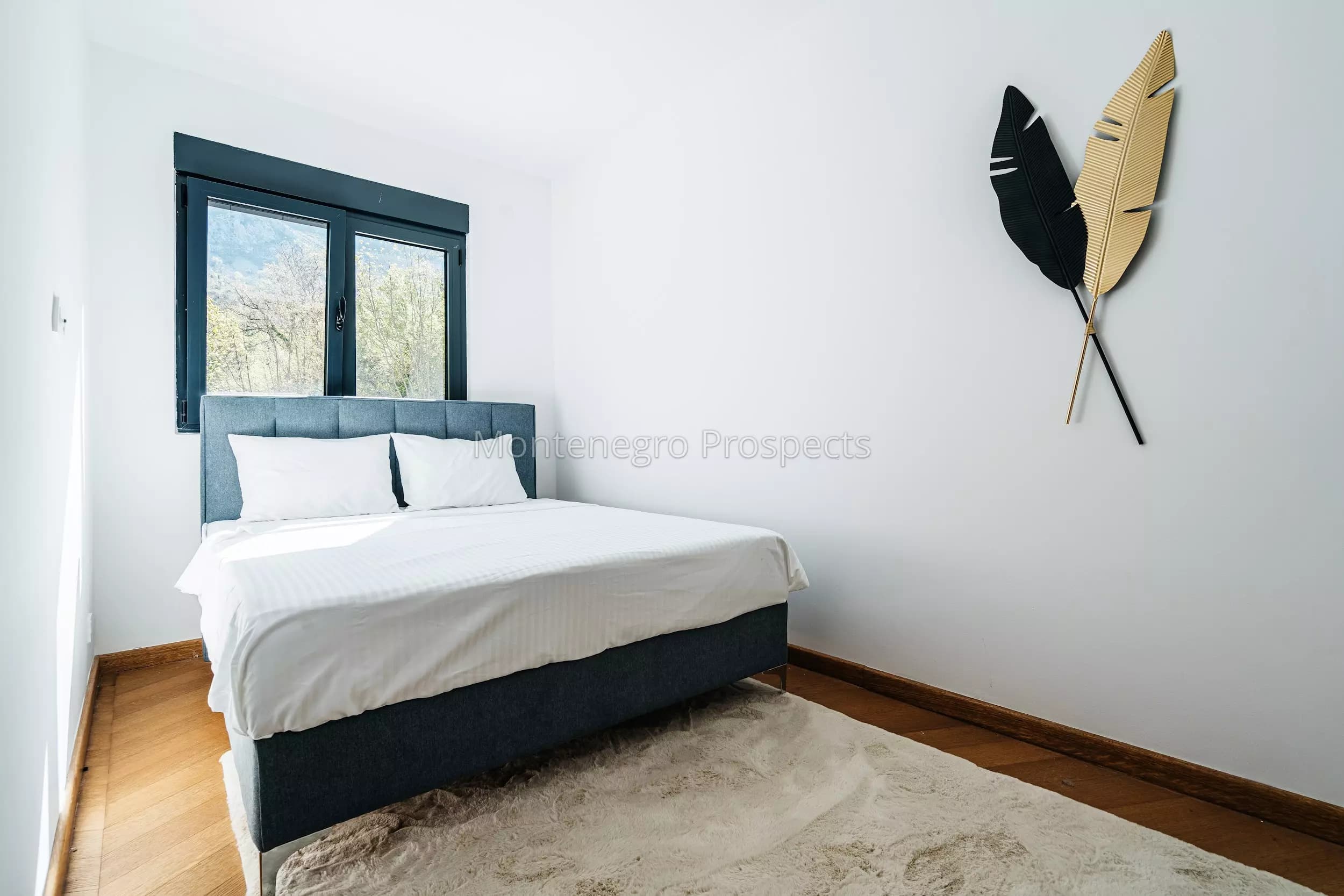 Trosoban stan u luksuznom kompleksu iznad Svetog Stefana