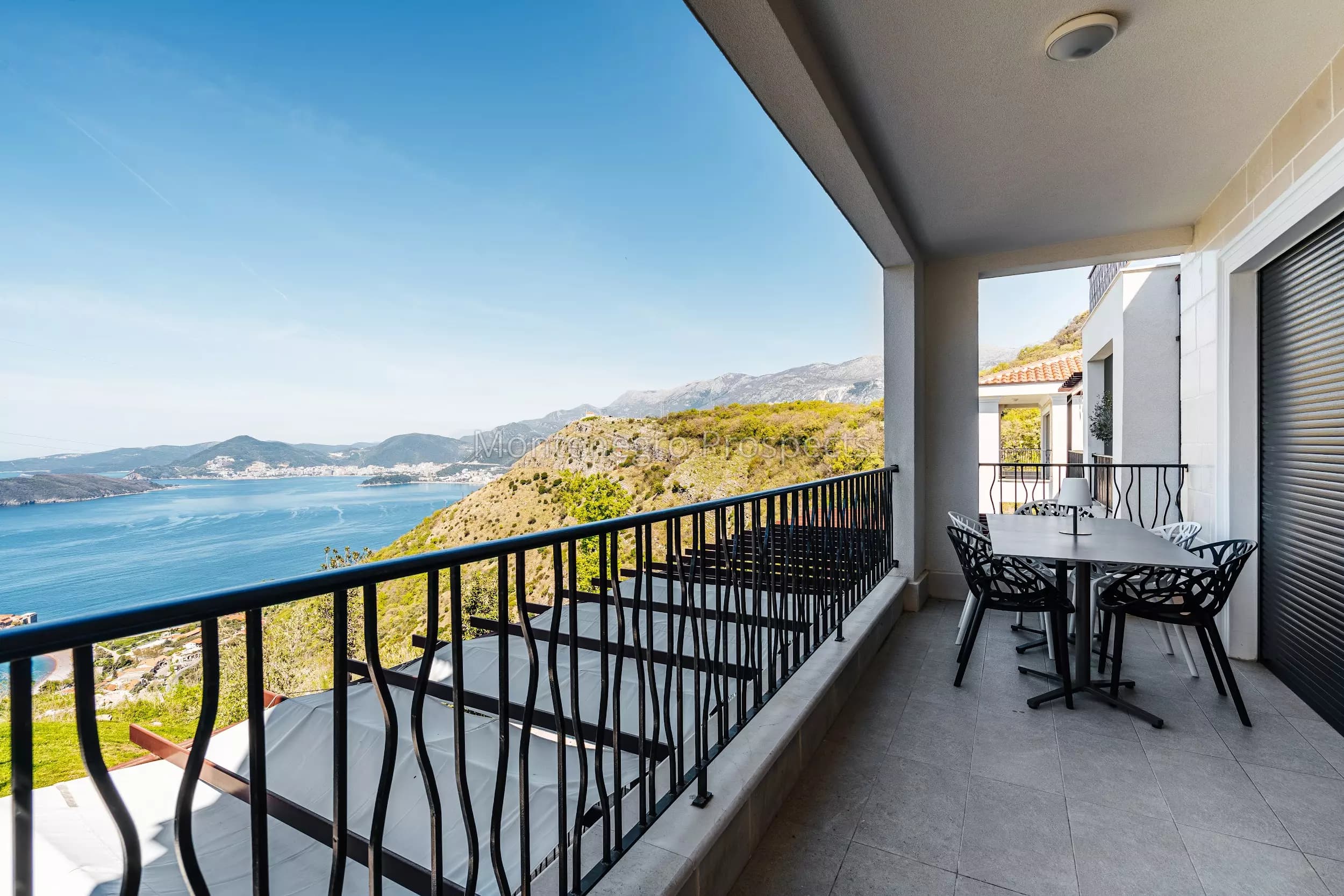 Trosoban stan u luksuznom kompleksu iznad Svetog Stefana