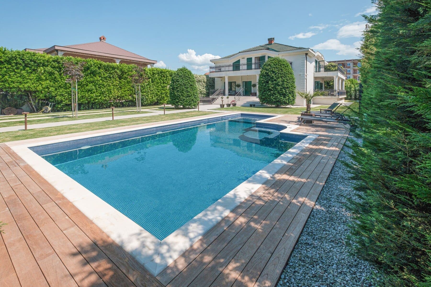 Trosobna dizajnerska vila sa bazenom, Podgorica