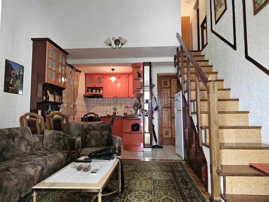 Ugodan i sunčan trosoban duplex na odličnoj lokaciji kod škole, Budva