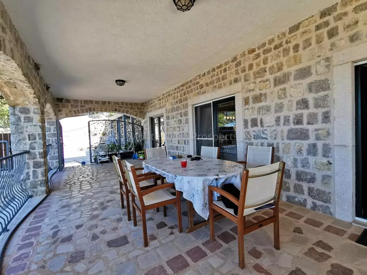 Veličanstvena kamena vila sa bazenom, Kuljače