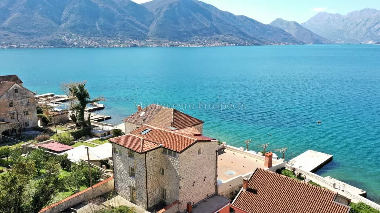 Velika kamena vila na prvoj liniji do mora, Dobrota