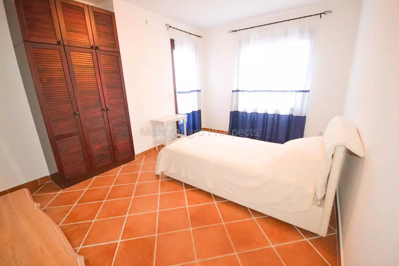 Vila na tri nivoa na samoj obali mora u Bokokotorskom zalivu